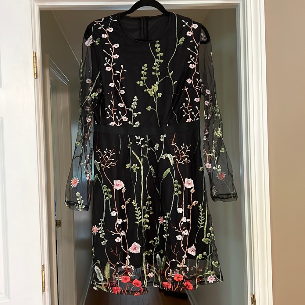 Mesh sleeves & embroidery lining! Beautiful formal dress.